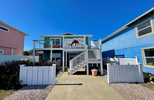 Newly remodeled 2 Bdr 2 bath w/ocean views. Pet Friendly!