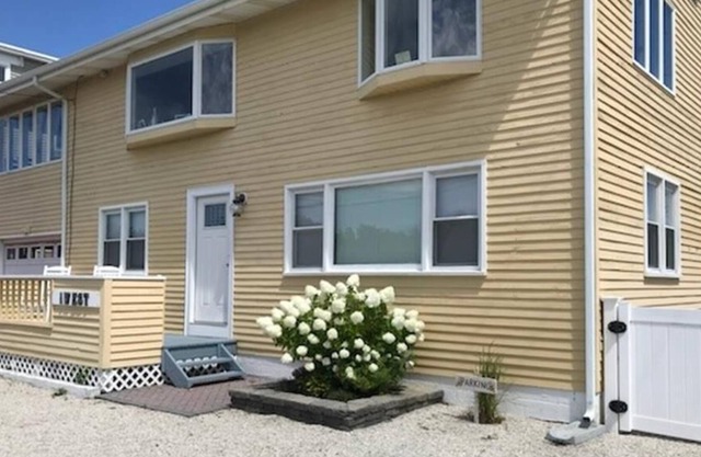 Newly Remodeled Bayside 1st Floor Unit Close to The Beach