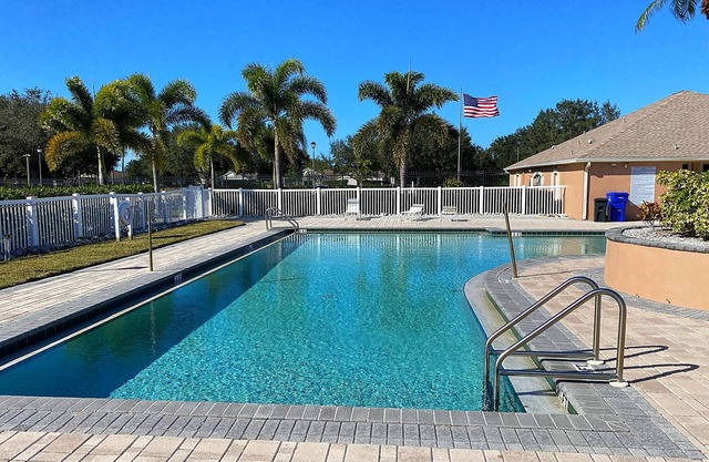 Newly remodeled cozy 2 bed/2.5 bath townhome