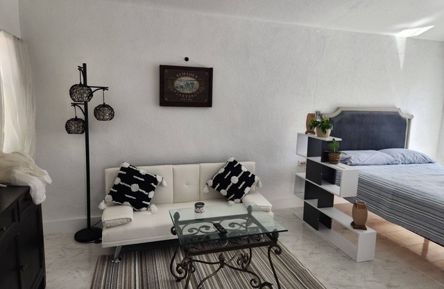 Newly-remodeled Guesthouse for rent 10 mins to Central Ave and beaches