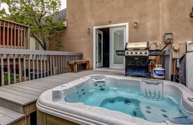 Newly remodeled home w/arge private hot tub, fireplace, & nearby park