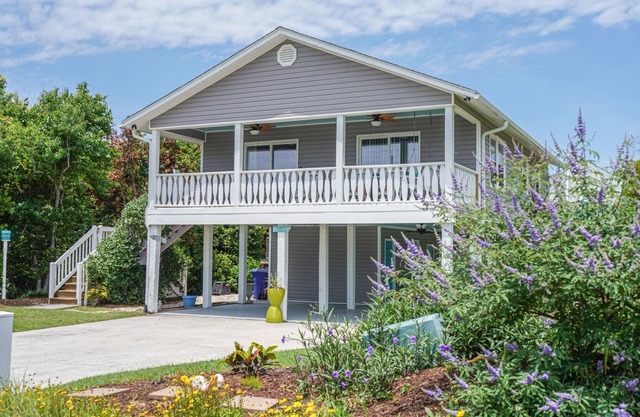 Newly Remodeled, Seaside Cottage, 2nd Row, just steps from the Best Beach in NC!