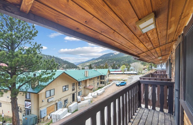 Newly remodeled "Slope View Retreat", In Town, Mountain Views, WIFI