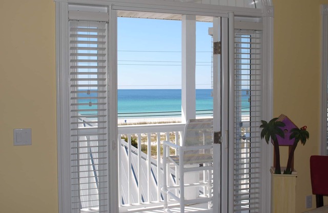 Newly renovated cottage! Hear the ocean waves and gulf views from your deck!