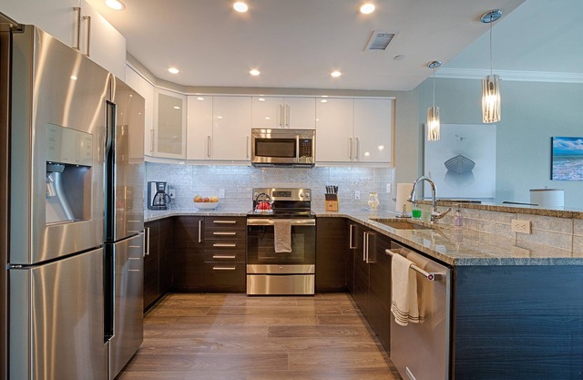 Newly Renovated Penthouse. See video (Pic. 3). Also see VRBO 576444