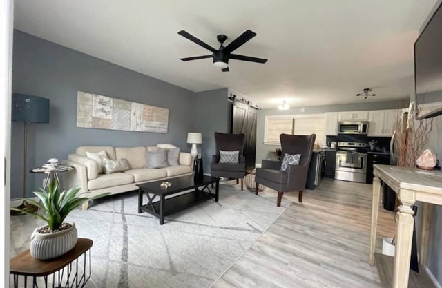 Newly Renovated 2 Bdr + Huge Deck + Home Office