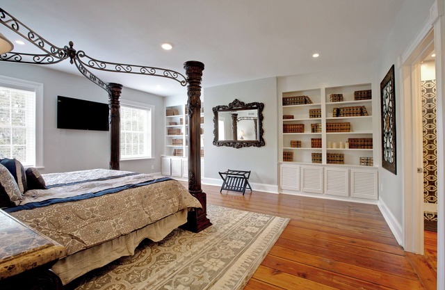 Newly Renovated 4 bed 3 bath & 2 Parking