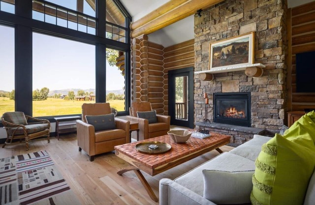Newly renovated 5-bedroom cabin - luxury amenities & resort access