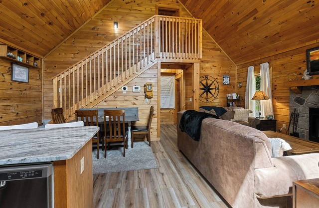 Newly Renovated Cabin w/Hot Tub, Lake & Bbq!