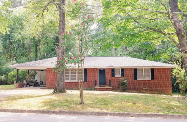 Newly renovated, comfy & artsy! 1mi to Square, 2mi to Campus in old Oxford