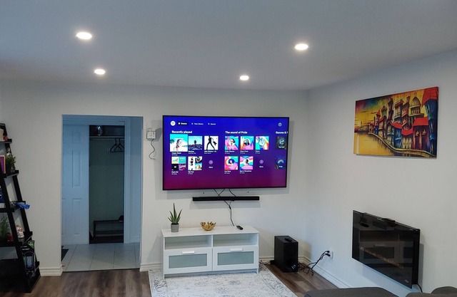 Newly renovated Cozy Cottage with a Condo feel!