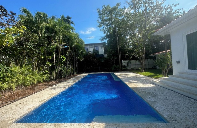 Newly renovated guesthouse w/private pool in gated Morningside Miami