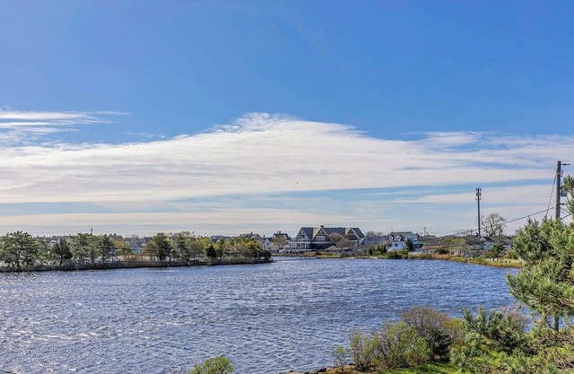 Newly renovated home with great views of Twilight lake.