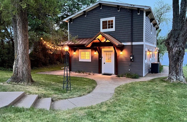 Newly renovated kitchen 2024. Dead end Street, Large Yard, not on a hilltop.