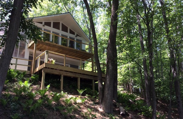 Newly renovated lake house, fenced in home on Duck Lake, pontoon, pet friendly