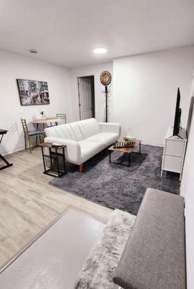 Newly Renovated One Bedroom Unit USA SIDE