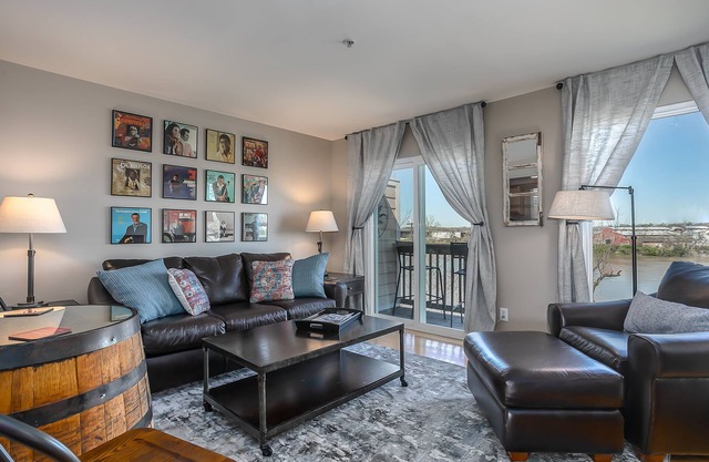 Newly Renovated, Top Floor Quiet Cozy Riverfront Condo with Free Parking