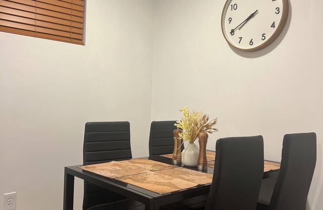 Newly Renovated Split-Level Lower Unit 2-bedroom house in Salt Lake, With WiFi