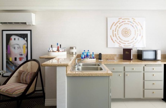 Newly-renovated Luxury Suites w/ Kitchenette & Balcony! Close to Beverly Hills