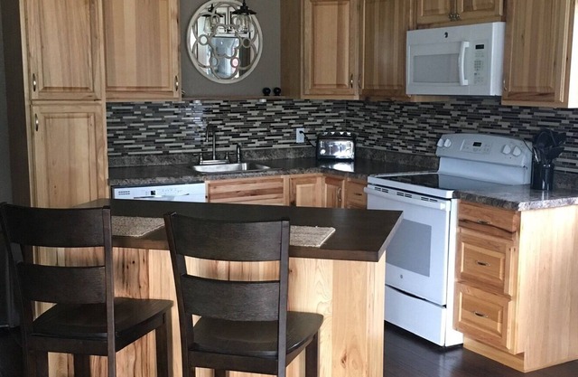 Newly Updated Home - 900 Chestnut St. - short walk to Lake Cadillac