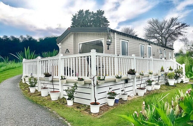 Newquay Seaside Lodge Retreat with Hot Tub