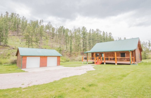 Newton Creek Cabin | 3 Bed, 1 Bath with garage
