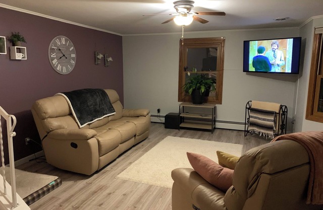 NFL Draft, 3-bedroom house Green Bay easy walk to Titletown w/parking, WiFi