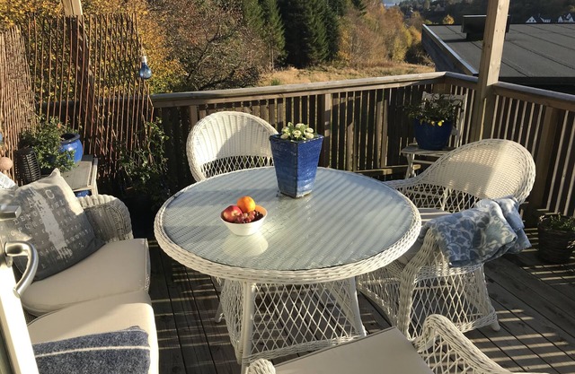 Nice 3 bedroom apartment with porch!