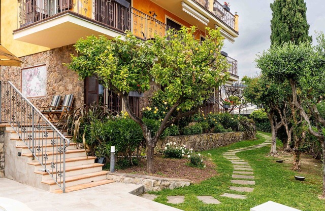 Nice apartment in villa for 5 guests with A/C, pool, WIFI, terrace and pets allowed