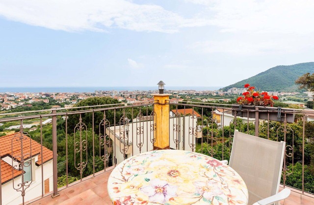 Nice apartment in villa for 5 people with pool, WIFI, A/C, balcony and pets allowed