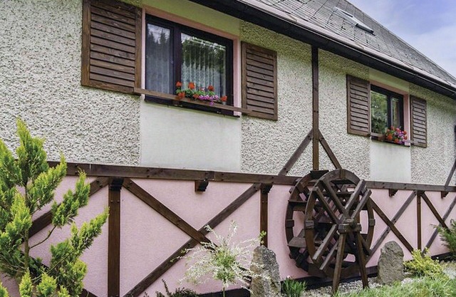 Nice apartment in villa for 18 guests with WIFI, pool, TV, patio and pets allowed