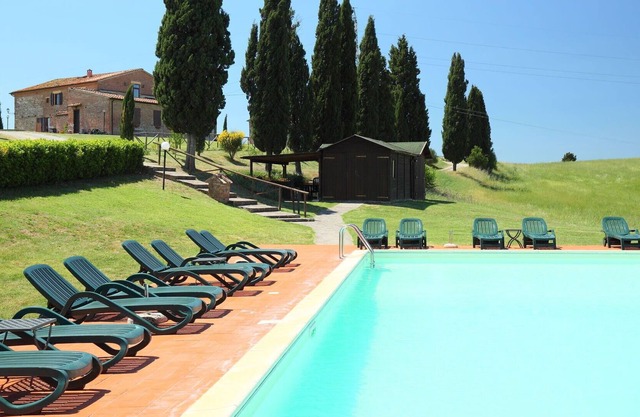 Nice apartment in villa for 4 people with pool, WIFI, TV, pets allowed and parking, close to Siena