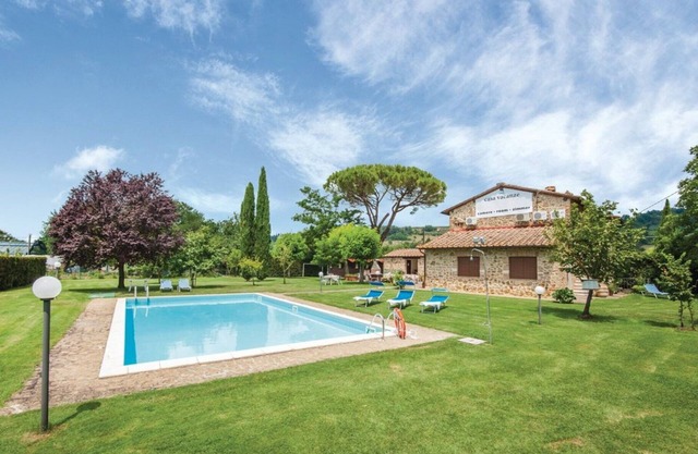 Nice apartment in villa for 4 people with A/C, pool, TV and parking, close to Siena