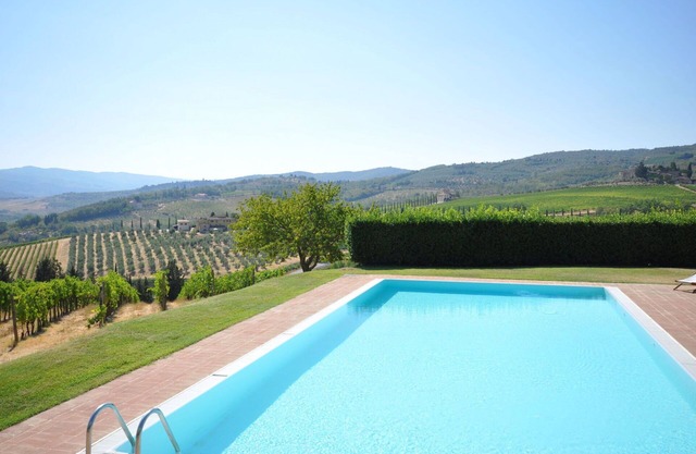 Nice apartment with WIFI, pool, TV, pets allowed and panoramic view, close to Greve In Chianti