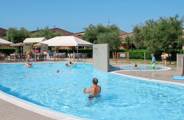 Nice apartment for 4 guests with A/C, WIFI, pool, TV, balcony and pets allowed