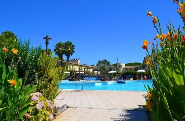 Nice apartment for 4 guests with WIFI, A/C, pool, TV and pets allowed