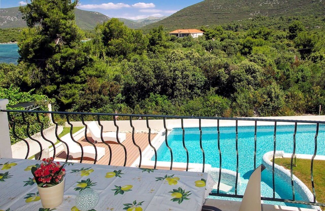 Nice apartment for 5 people with pool, A/C, WIFI, TV, terrace, pets allowed and parking