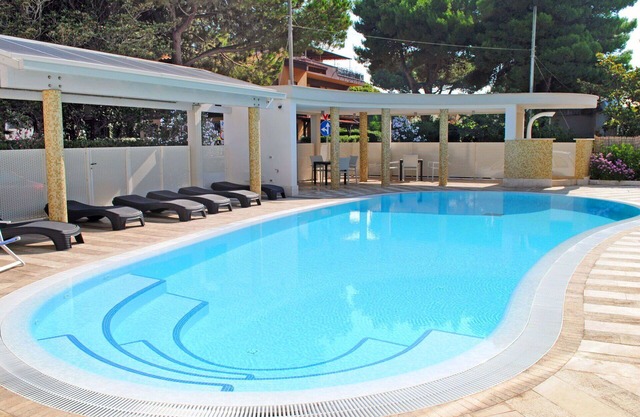 Nice apartment for 5 guests with A/C, pool, WIFI, TV, balcony, pets allowed and parking