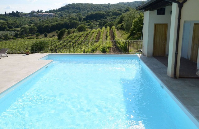 Nice apartment for 6 guests with WIFI, pool, TV, pets allowed and parking, close to Arezzo