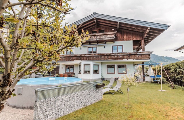 Nice apartment for 8 guests with WIFI, pool, TV, balcony, pets allowed and parking