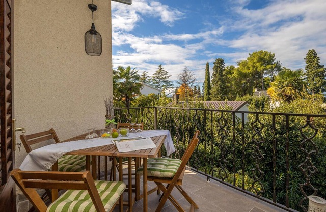 Nice Apartment in Malinska With Wifi and 3 Bedrooms