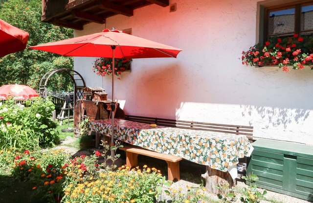 Nice apartment in villa for 4 guests with WIFI, TV, patio and pets allowed