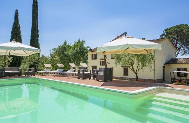 Nice apartment in villa for 18 guests with private pool, WIFI, TV, balcony, pets allowed and par.