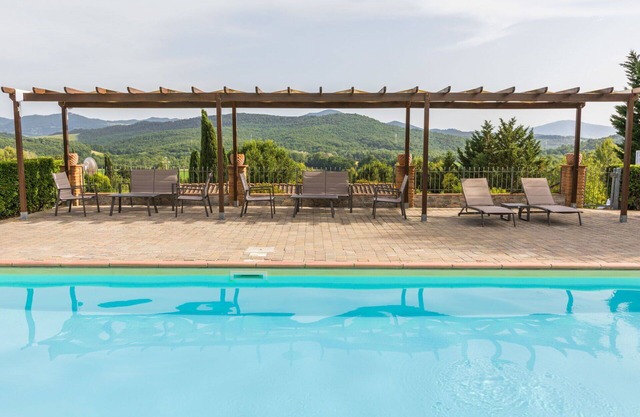 Nice apartment in villa for 6 guests with A/C, pool, WIFI, TV, patio, pets allowed and parking