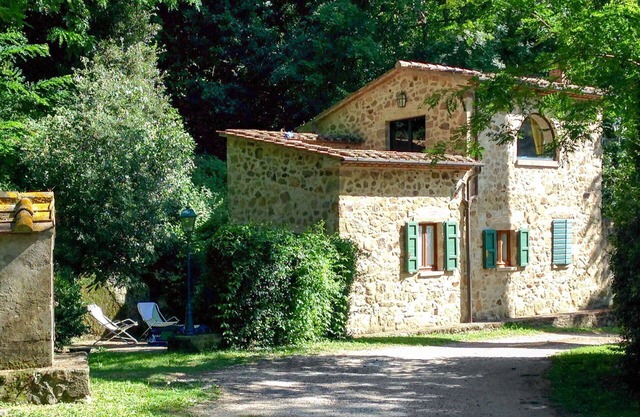 Nice apartment in villa for 4 guests with WIFI, pool, TV, patio, pets allowed and parking