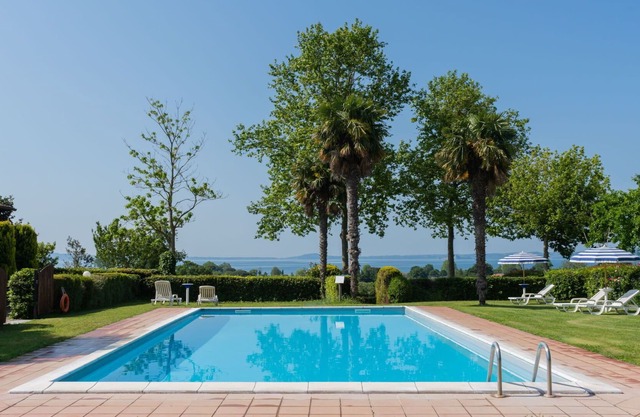Nice apartment in villa for 4 people with pool, WIFI, TV, patio, pets allowed and parking