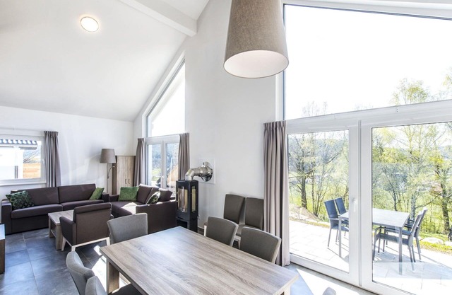 Nice apartment in villa for 8 guests with WIFI, TV, terrace and pets allowed