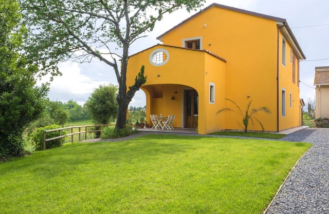 Nice apartment in villa for 4 people with pool, A/C, WIFI and pets allowed
