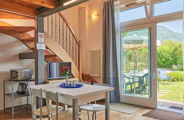Nice apartment in villa for 4 guests with WIFI, A/C, TV, patio and pets allowed