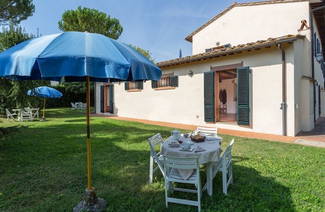 Nice apartment in villa with pool, WIFI, TV, patio and parking, close to Greve In Chianti
